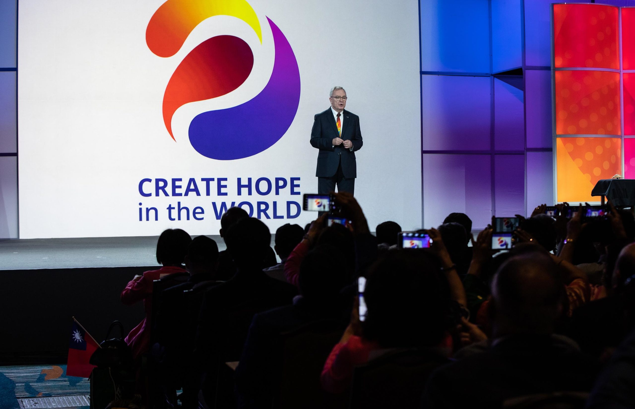 R. Gordon R. McInally quiere que los socios de Rotary creen esperanza en el mundo